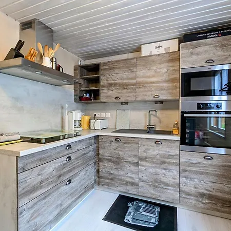 Apartment Familial A Avec Balcon Et Parking - Fr-1-589-305 *